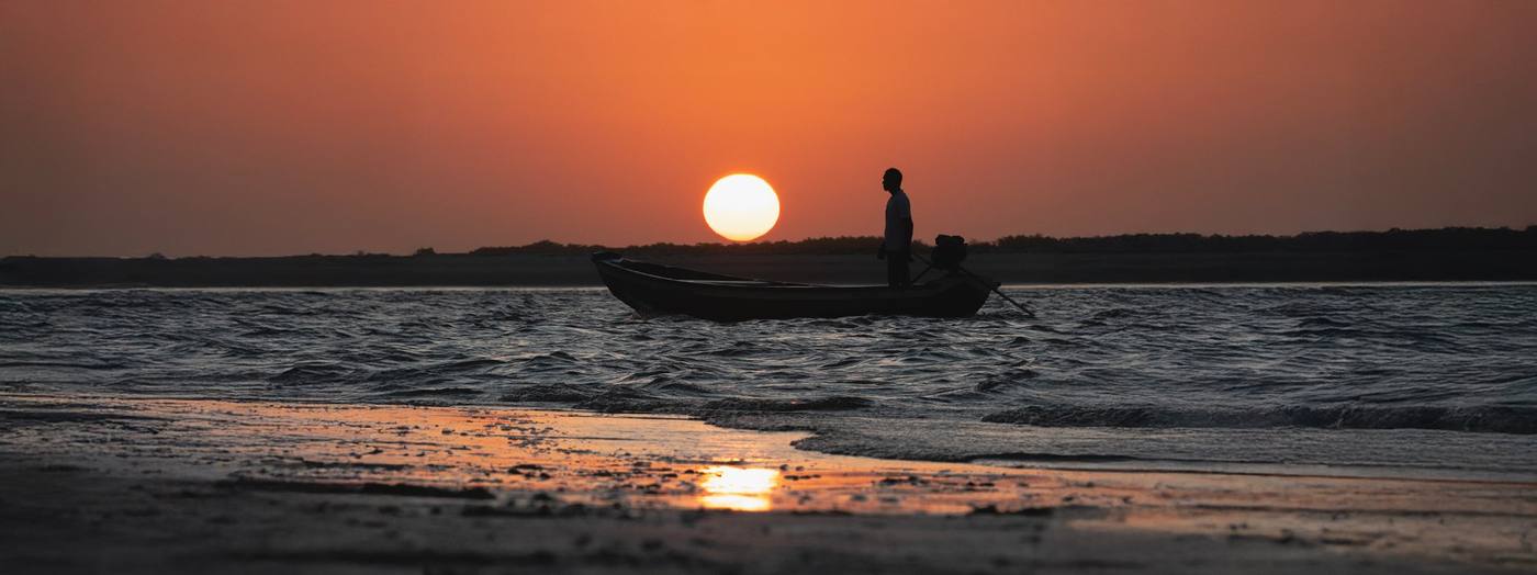 Pescador no rio ao entardecer