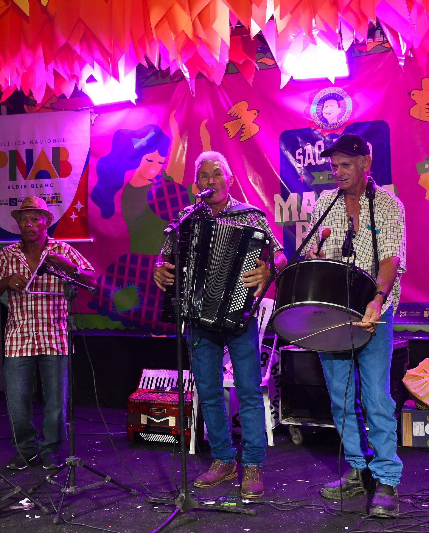 Trio de forró pé de serra no palco