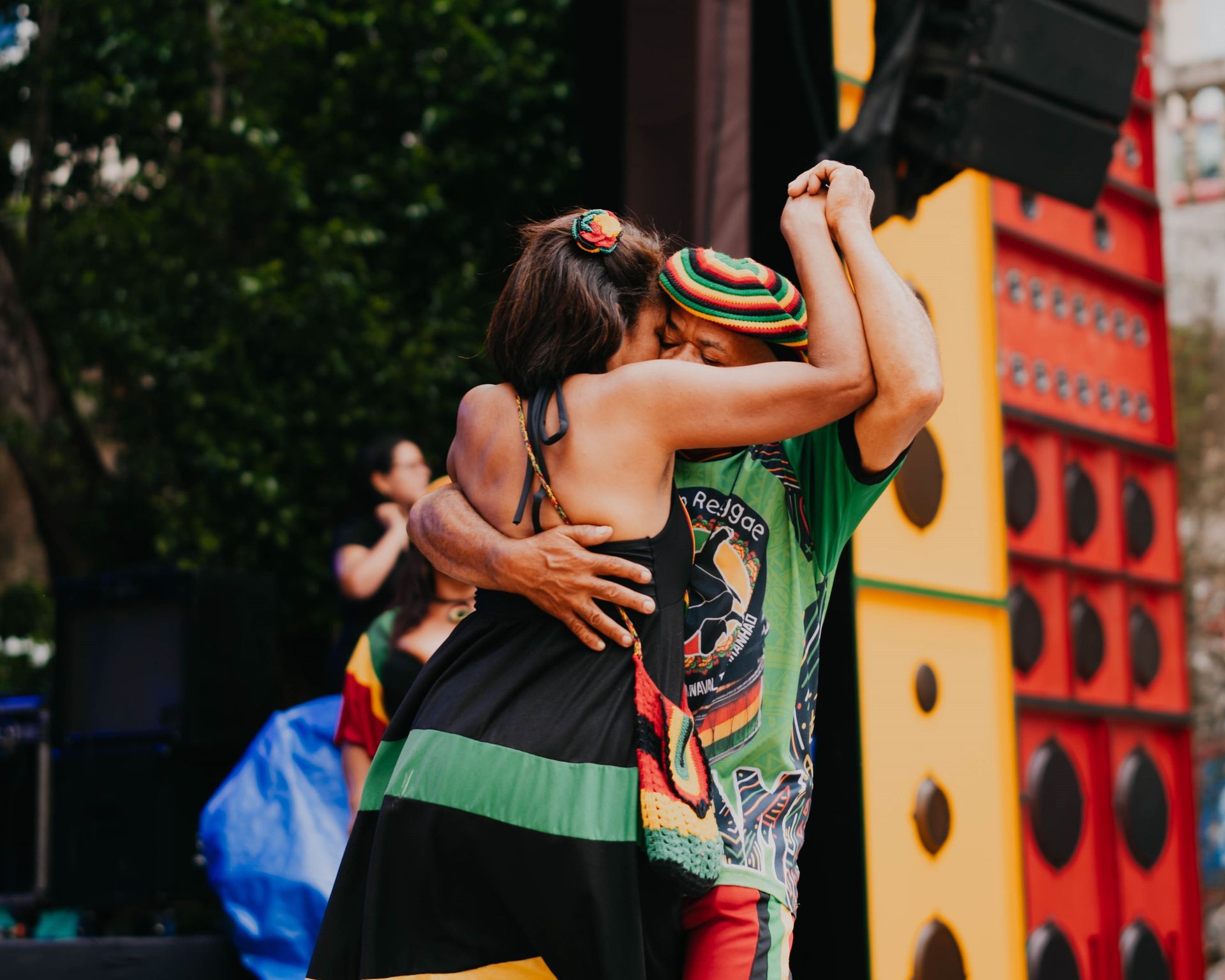 Casal dançando reggae diante da radiola